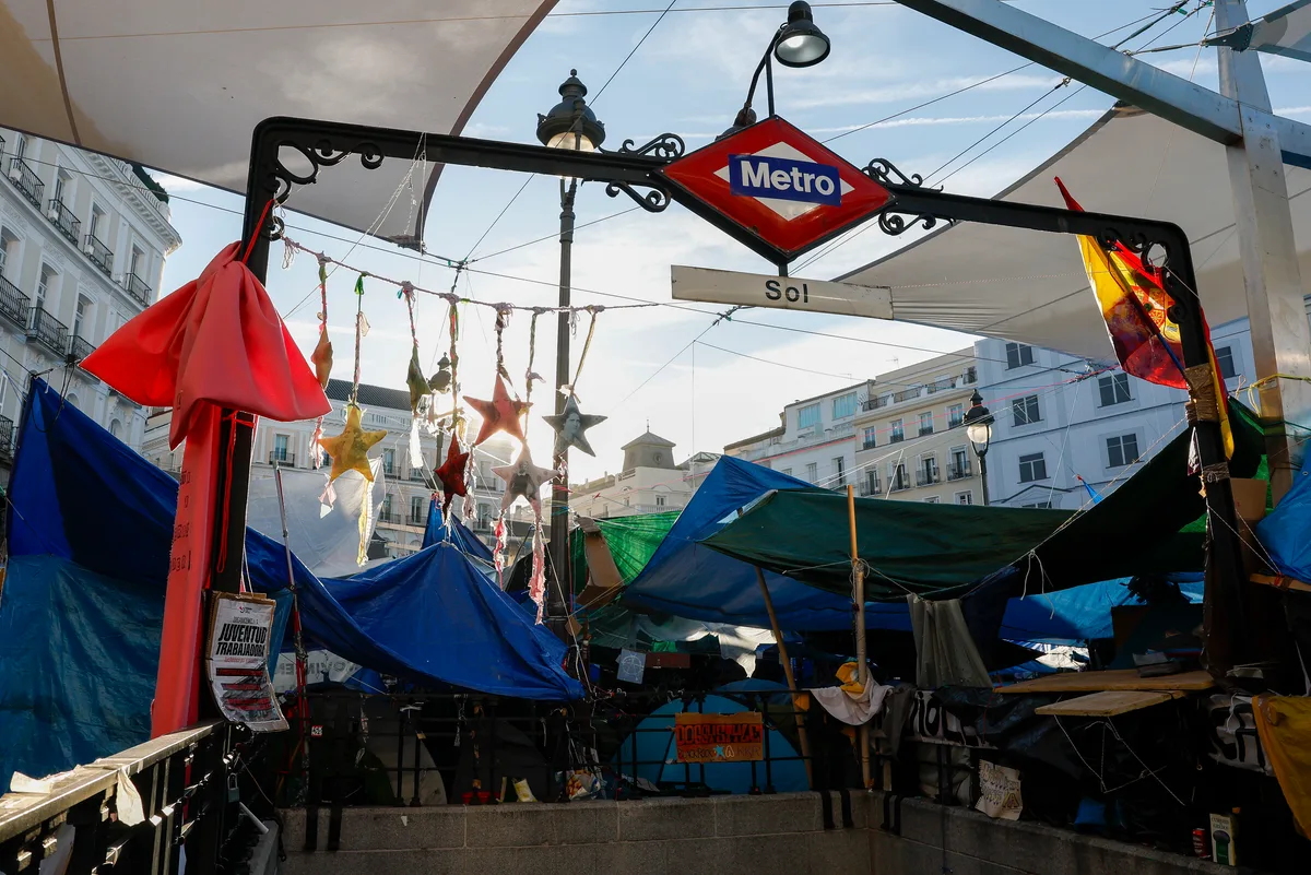 Ayuso anuncia el cierre de la estación de Metro de Sol por las "condiciones de insalubridad" de la "acampada ilegal"