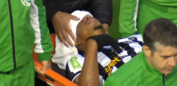 Atacante ex-Fla sofre trauma cranioencefálico e deixa jogo de ambulância