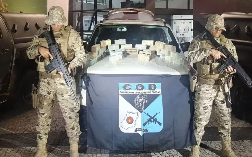 Polícia encontra cerca de R$ 1 milhão em caixas no porta-malas de carro em Goiás