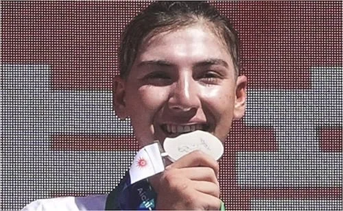 Ciclista afgana desafió las restricciones; ganó plata en los Juegos Asiáticos tras entrenar disfrazada de hombre
