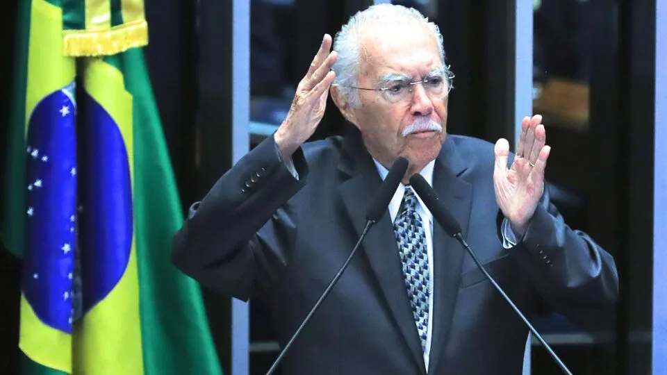 Sarney segue internado na UTI após cirurgia sem problemas