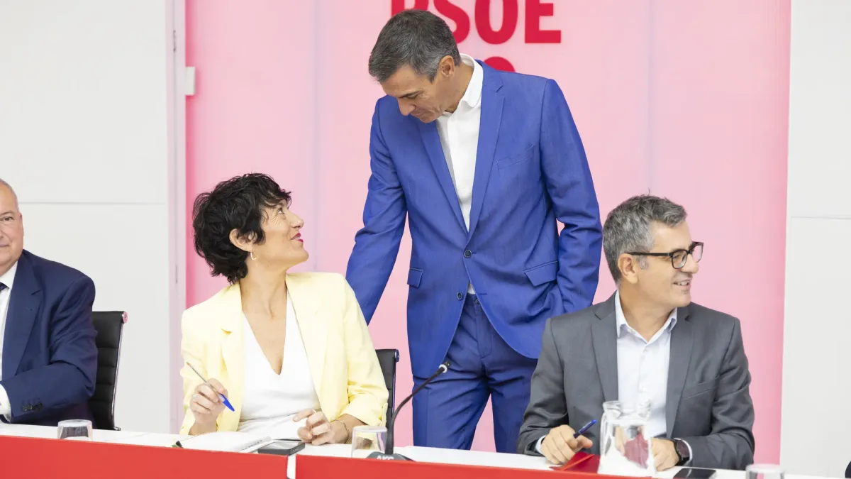 La cadena de mando del PSOE se resquebraja: Moncloa impone el relato, Ferraz pierde peso y el grupo parlamentario "vuela a ciegas"