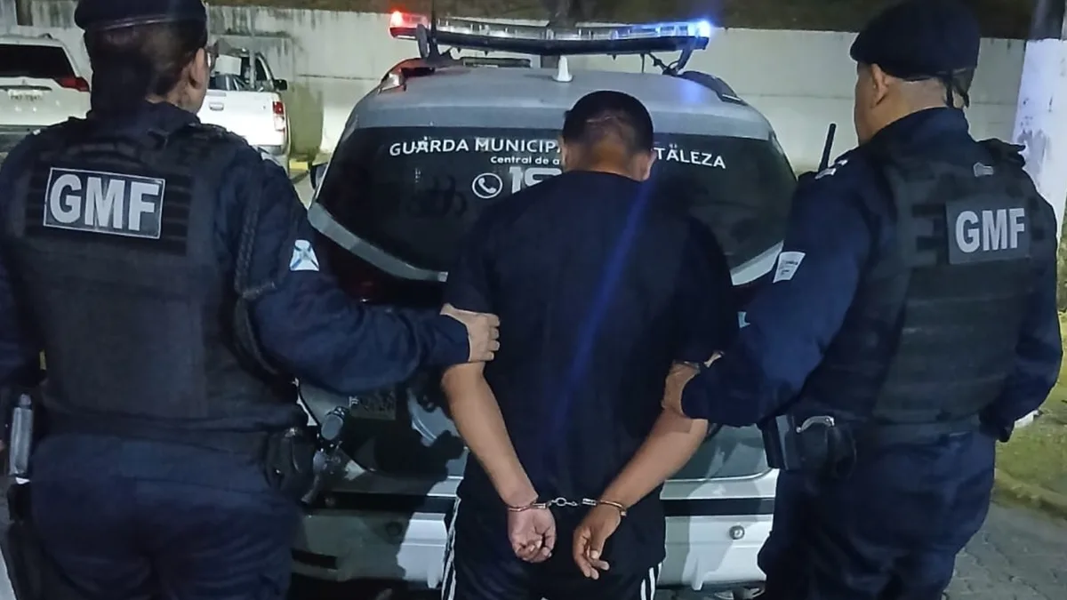 Homem é preso após exibir órgão sexual para mulher em ônibus em Fortaleza