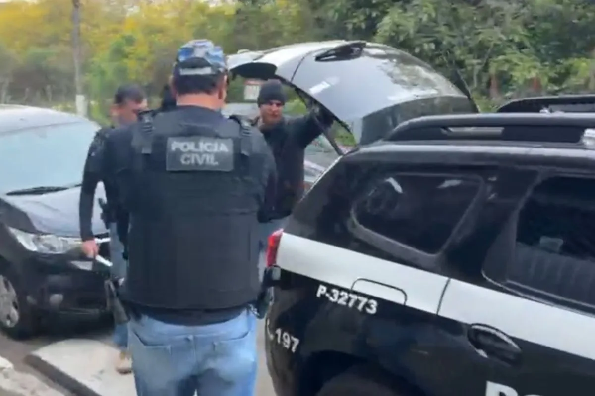 Professor de futsal é preso por crimes contra adolescentes na internet