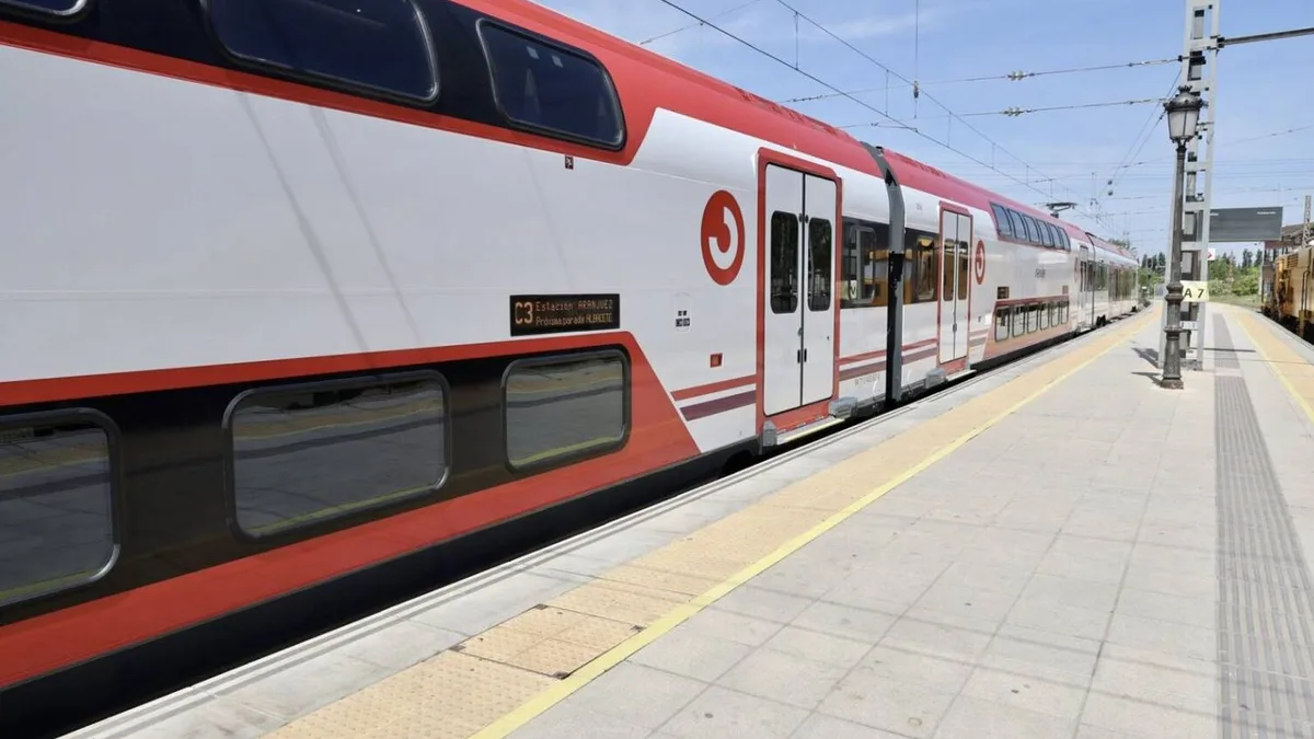 El efecto mariposa de los Cercanías de Puente: el estreno de los Stadler en Madrid deriva en bronca en Valencia