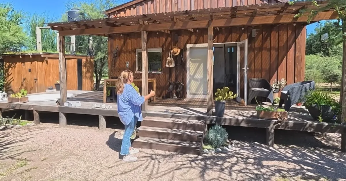 Una profesora holística de 52 años dejó la ciudad para vivir en una ‘tiny house’: “Diseñé mi casa como un templo conectado con la naturaleza”