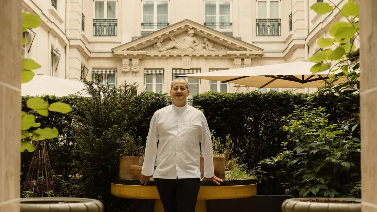 Un repas confidentiel à 250 euros au milieu du potager de l'Hôtel de Crillon: quelques mois après l'arrivée du chef étoilé Alan Taudon, la transformation gastronomique du palace parisien est déjà un succès