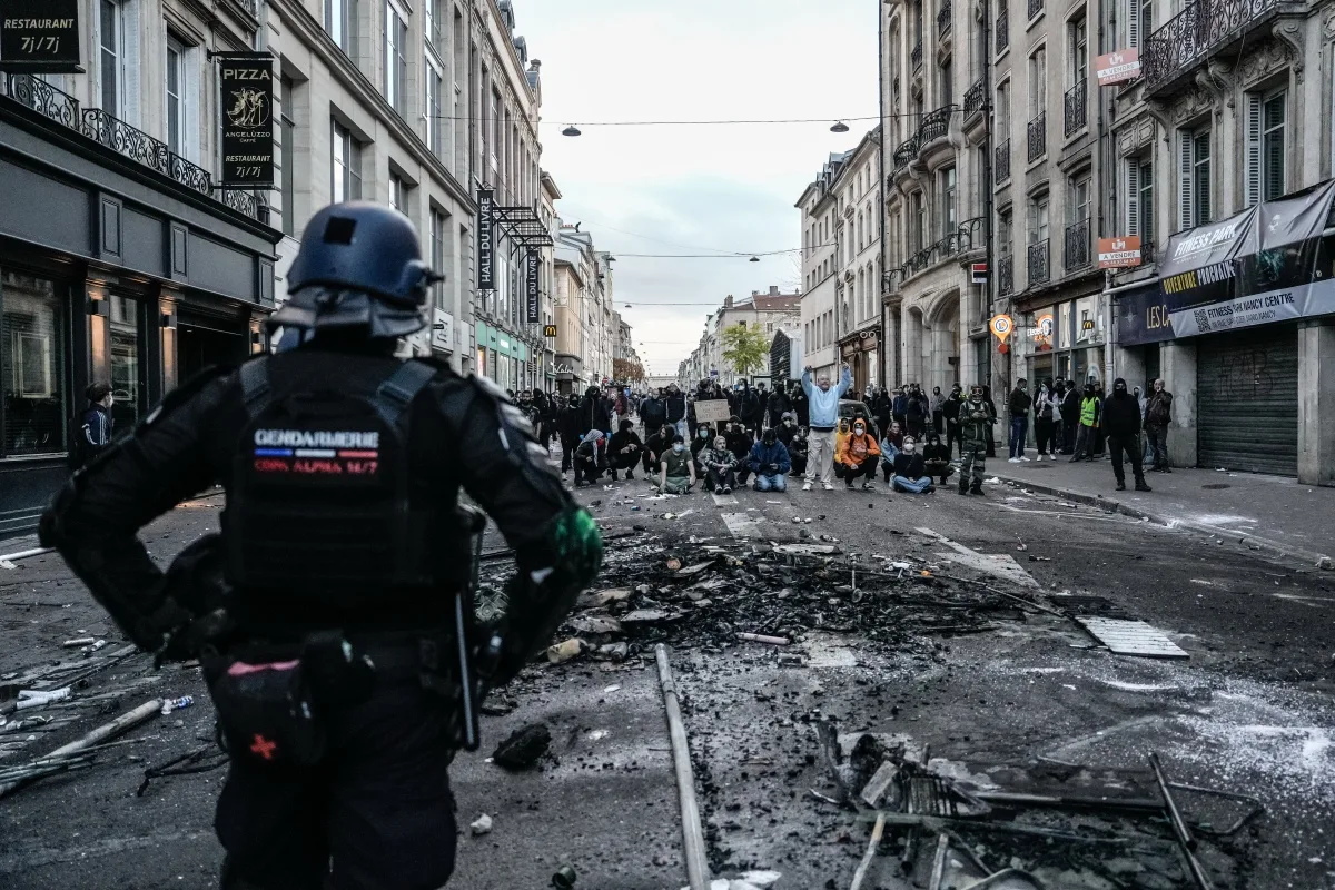 França: ministro da Justiça admite falhas após fim de semana de violência
