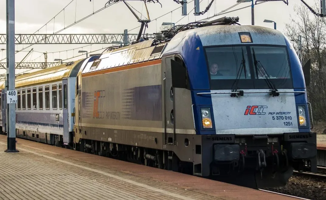 VIDEO: dron ruso impactó un tren ucraniano a solo dos kilómetros de la frontera polaca