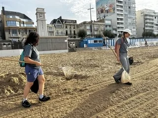 Aux Sables-d’Olonne, une tonne de déchets est ramassée chaque jour sur les plages