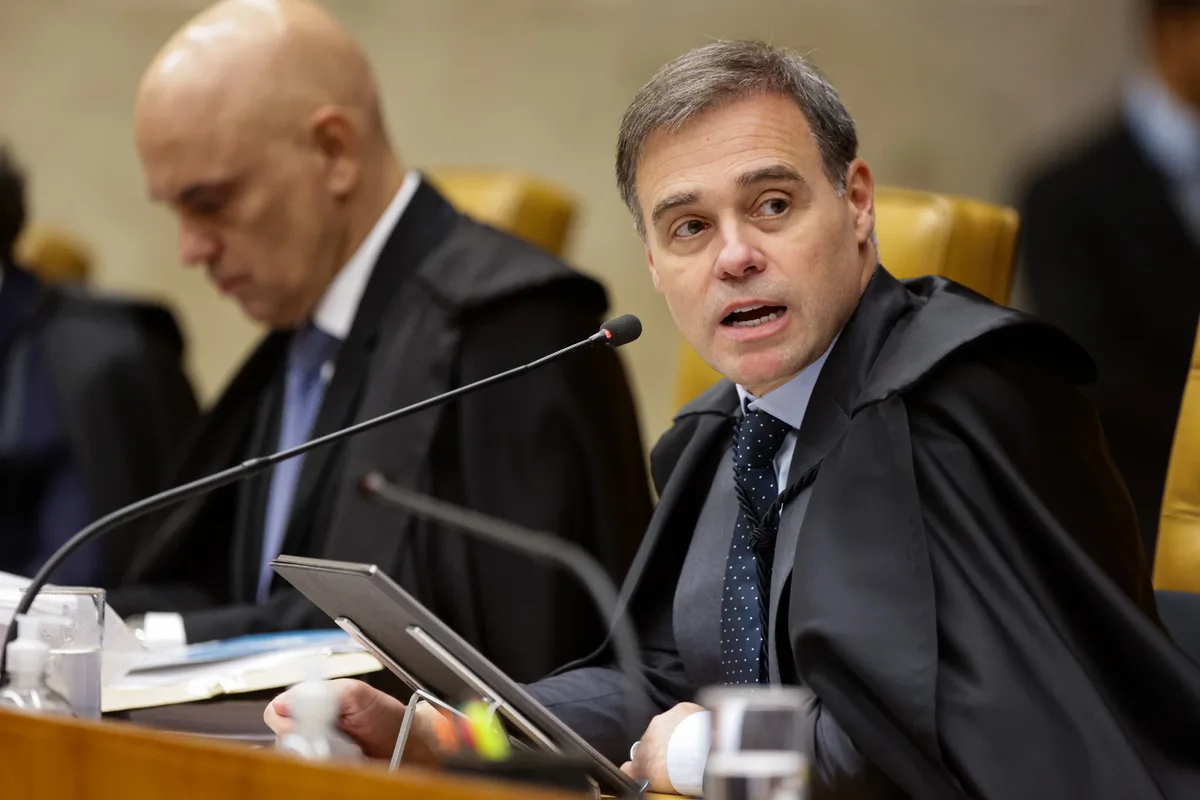 Os políticos do STF querem destruir André Mendonça, mas ele resiste