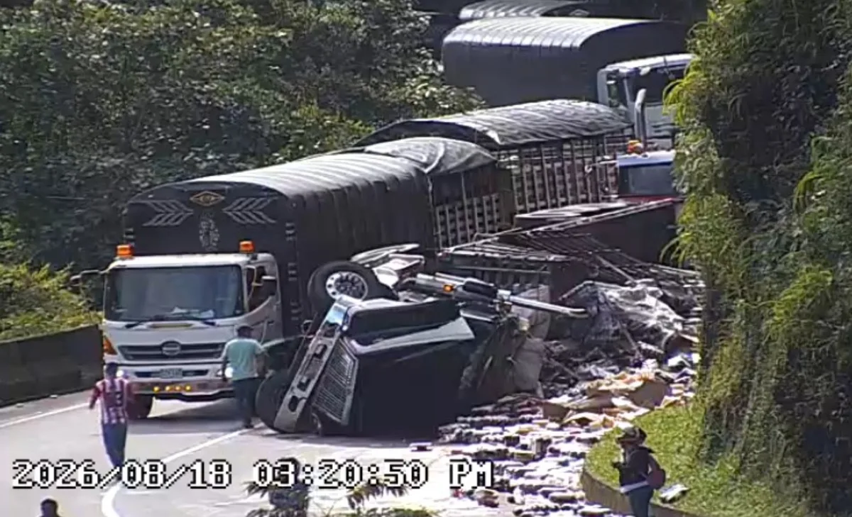 Accidente en la vía Bogotá-Villavicencio: tractocamión se volcó y afectó la movilidad