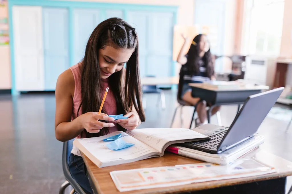 La IA prometía transformar la educación, pero la ciencia empieza a confirmar lo contrario: los alumnos aprenden menos