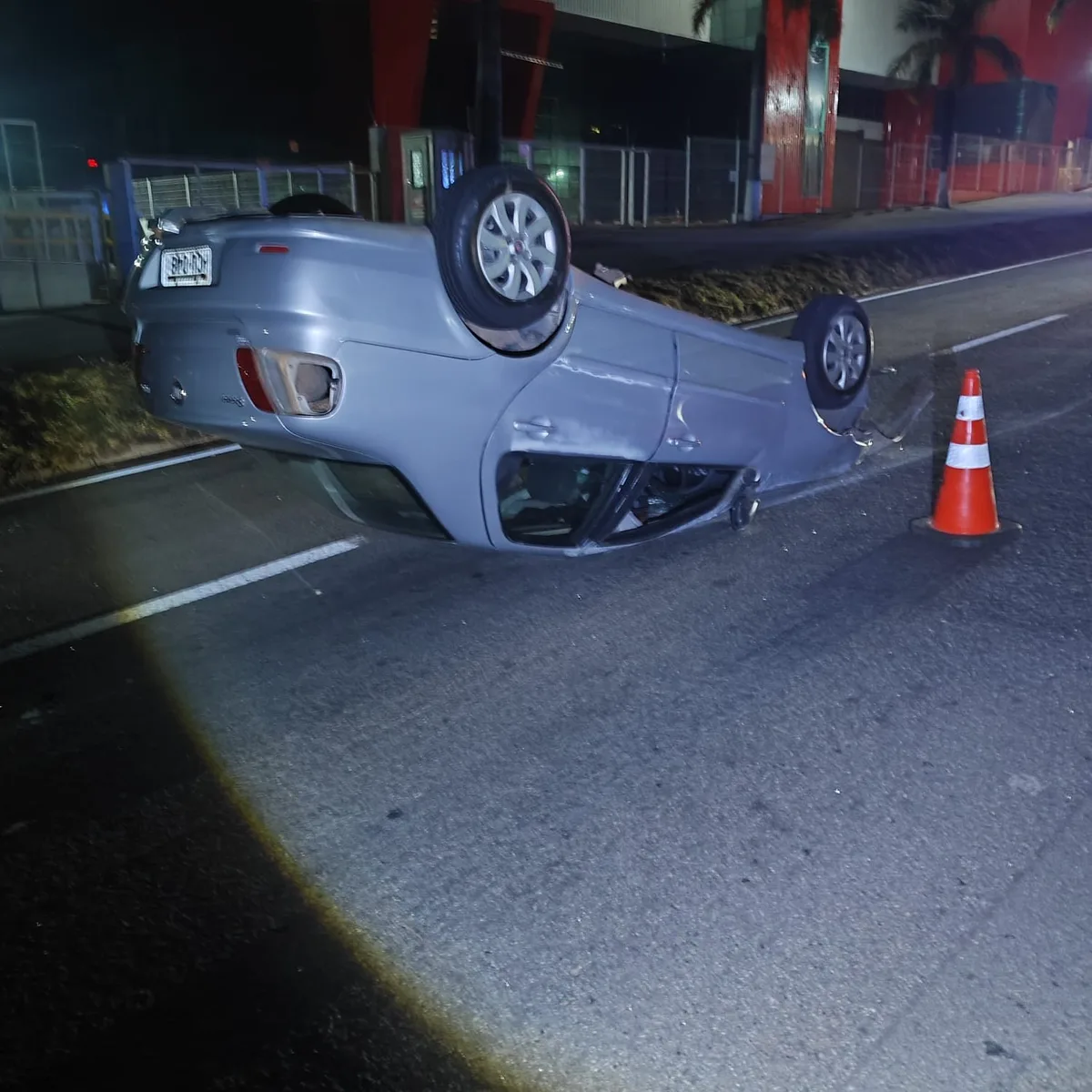 Motorista capota carro ao tentar sair de trânsito lento e evitar batida em rodovia de Divinópolis