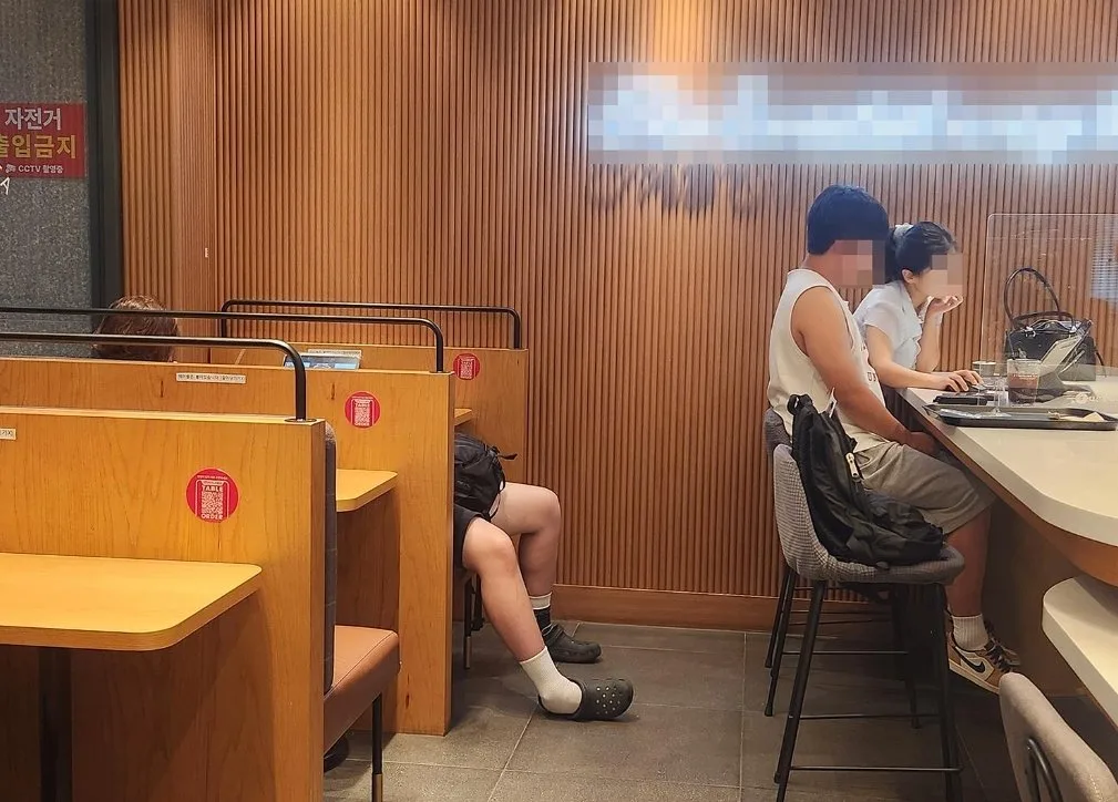 카페 소파에 ‘눕방 커플’…“동행녀 무릎베개 삼아 벌러덩, 러브버그냐”