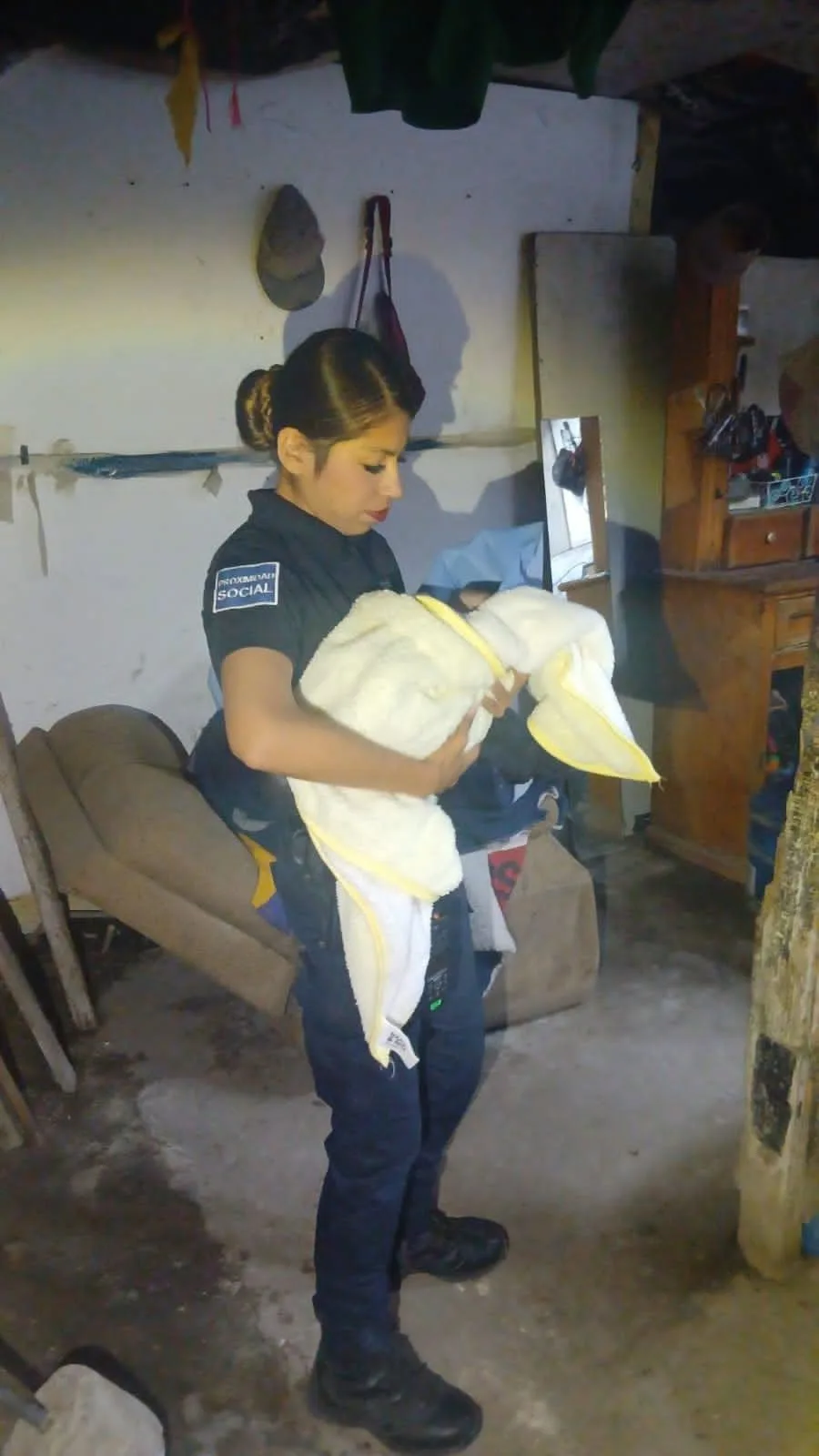 Policía recibe a bebé en pleno patrullaje; el segundo parto asistido en dos meses por agentes municipales en Torreón