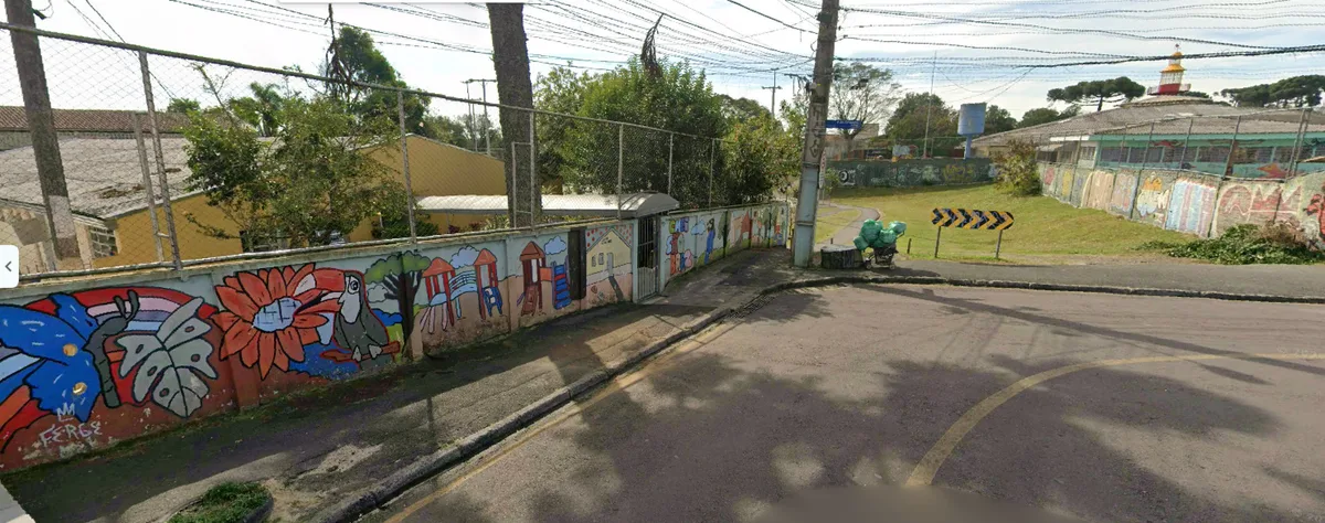 Homem invade escola e faz crianças reféns, em Curitiba