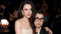 Jack Antonoff ironiza divórcio com Margareth Qualley: “Leia as notícias”