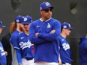 Roberts respalda a Ohtani y jugará en el tercer juego de la SCLN