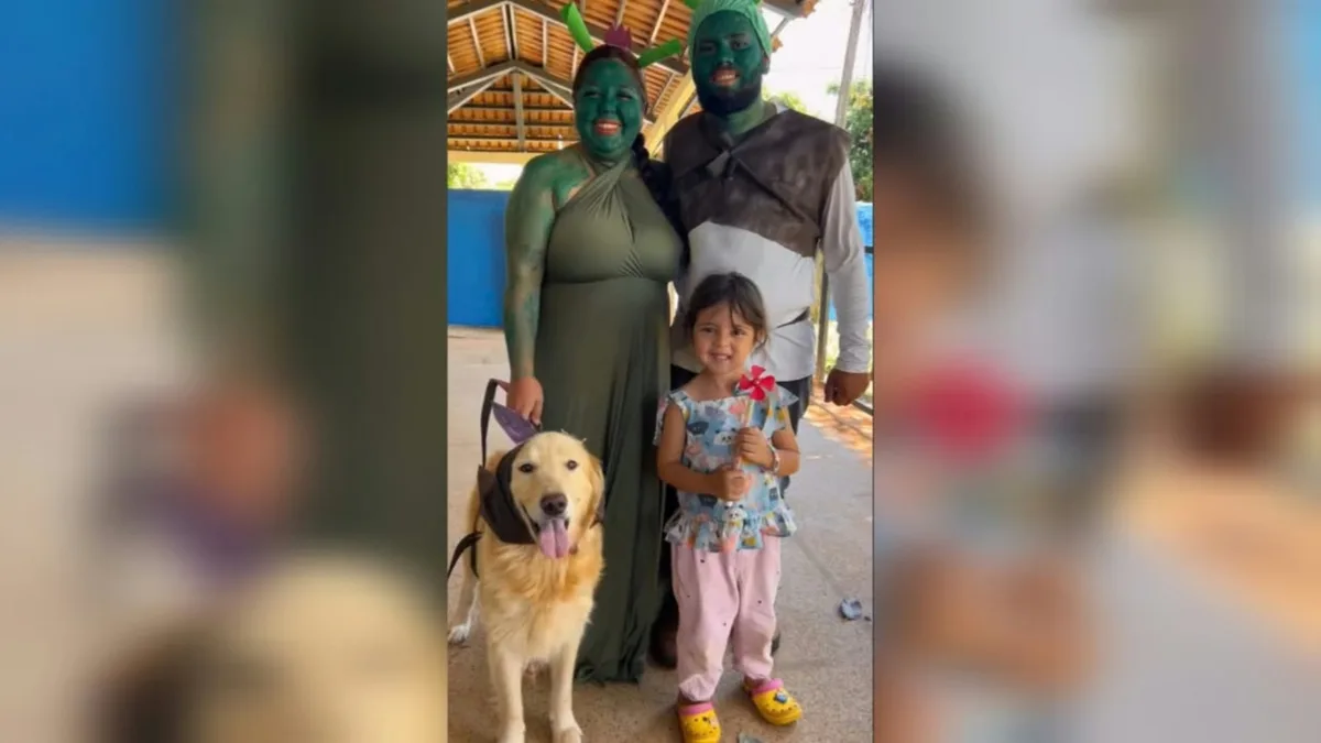Pai que viralizou ao buscar a filha fantasiado queria ir de jogador de futebol, mas mãe o convenceu a se vestirem de Shrek e Fiona, conta esposa