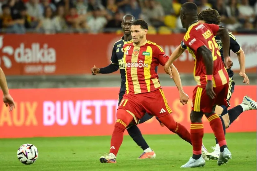 Révélation du début de saison avec Le Mans en Ligue 1, Adil Bourabaa appelé pour la première fois avec l'Algérie à la place de Nabil Bentaleb