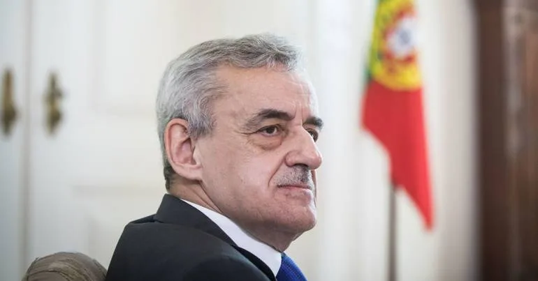"Revejo-me em coisas da direita e da esquerda"