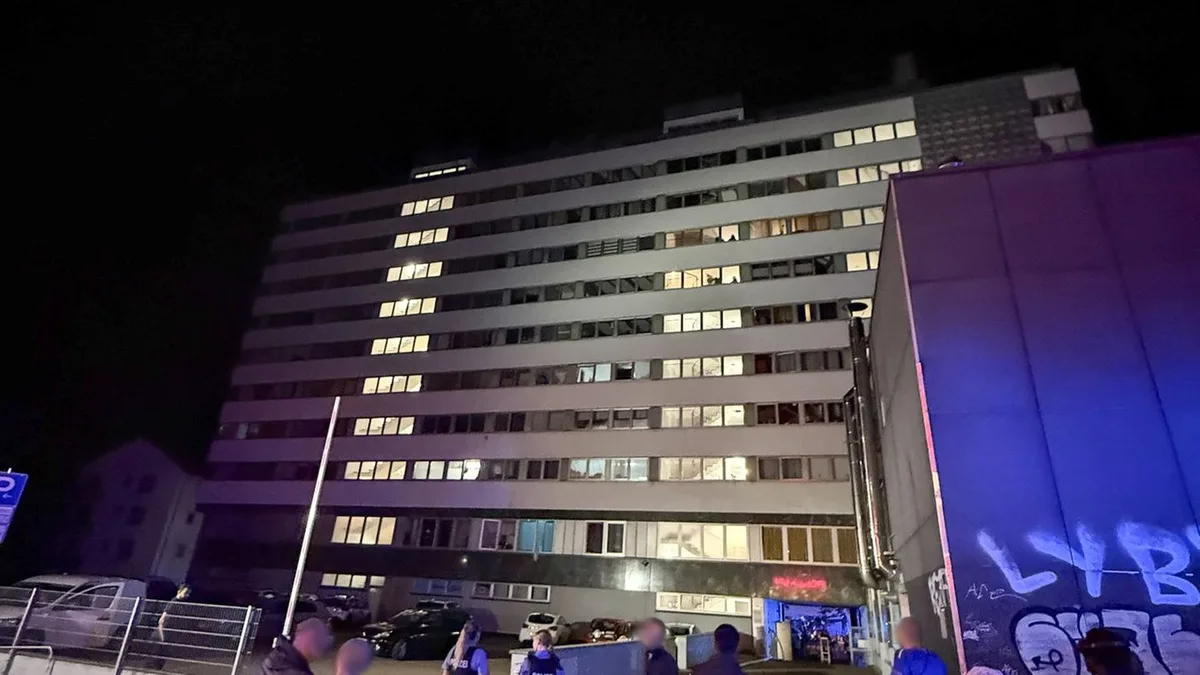 Feuerwehr-Einsatz: Flammen versperren Hochhausbewohnern den Fluchtweg