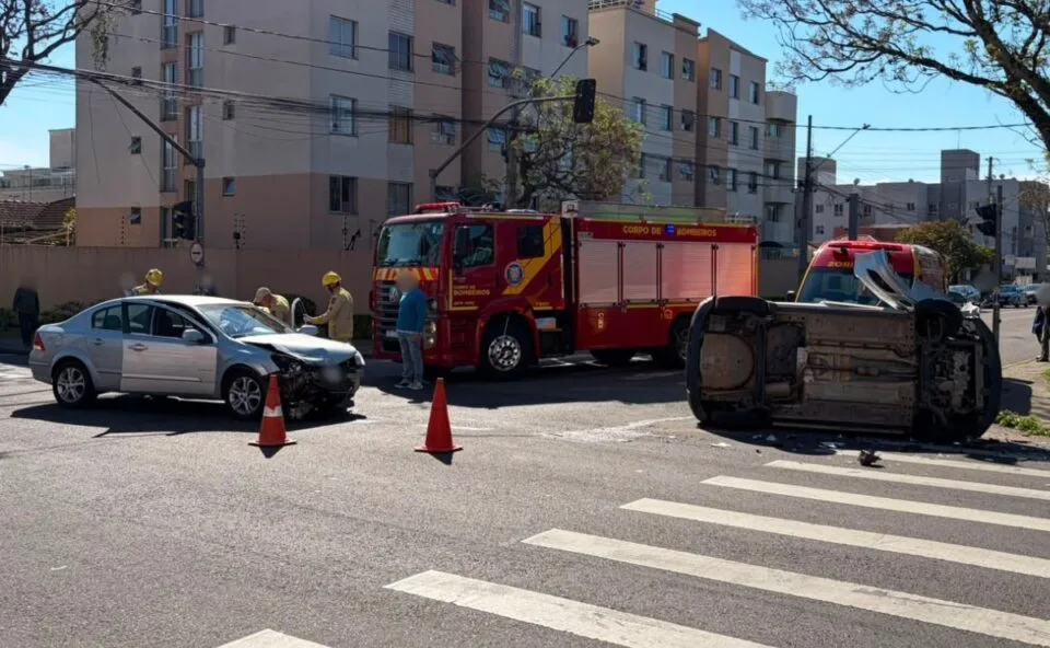 Acidente entre dois carros termina em capotamento e deixa motorista e passageira feridos no Portão