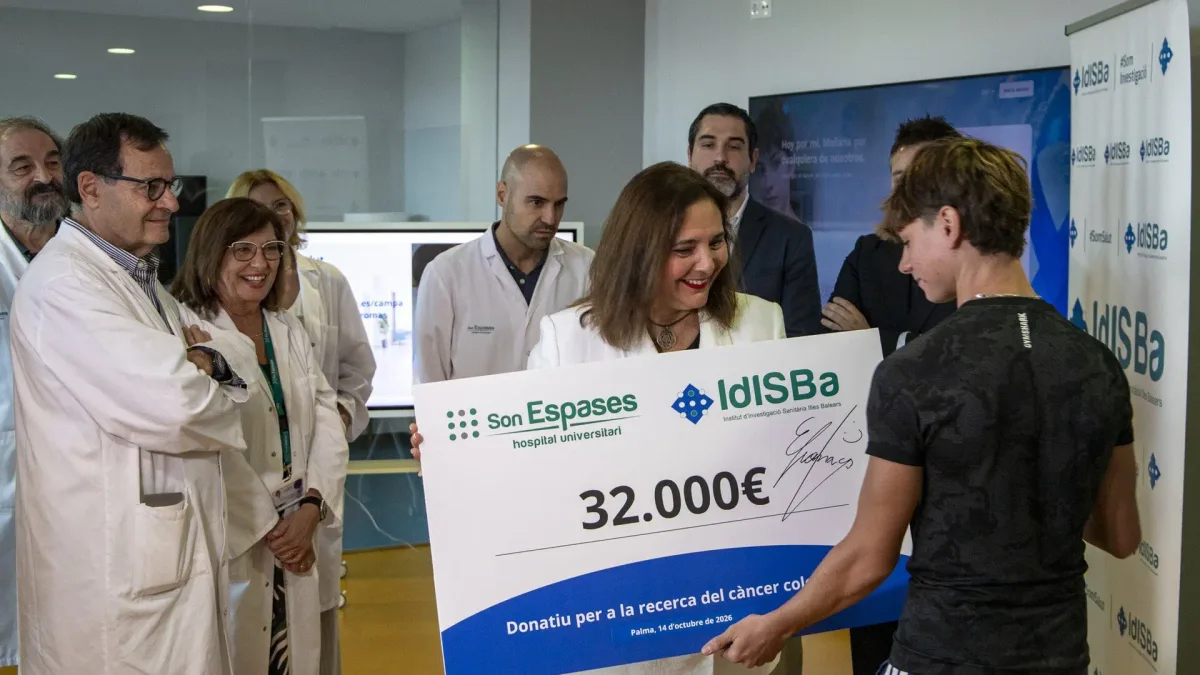 El 'youtuber' El Cromas dona 32.000 euros a un hospital destinados a la investigación del cáncer colorrectal