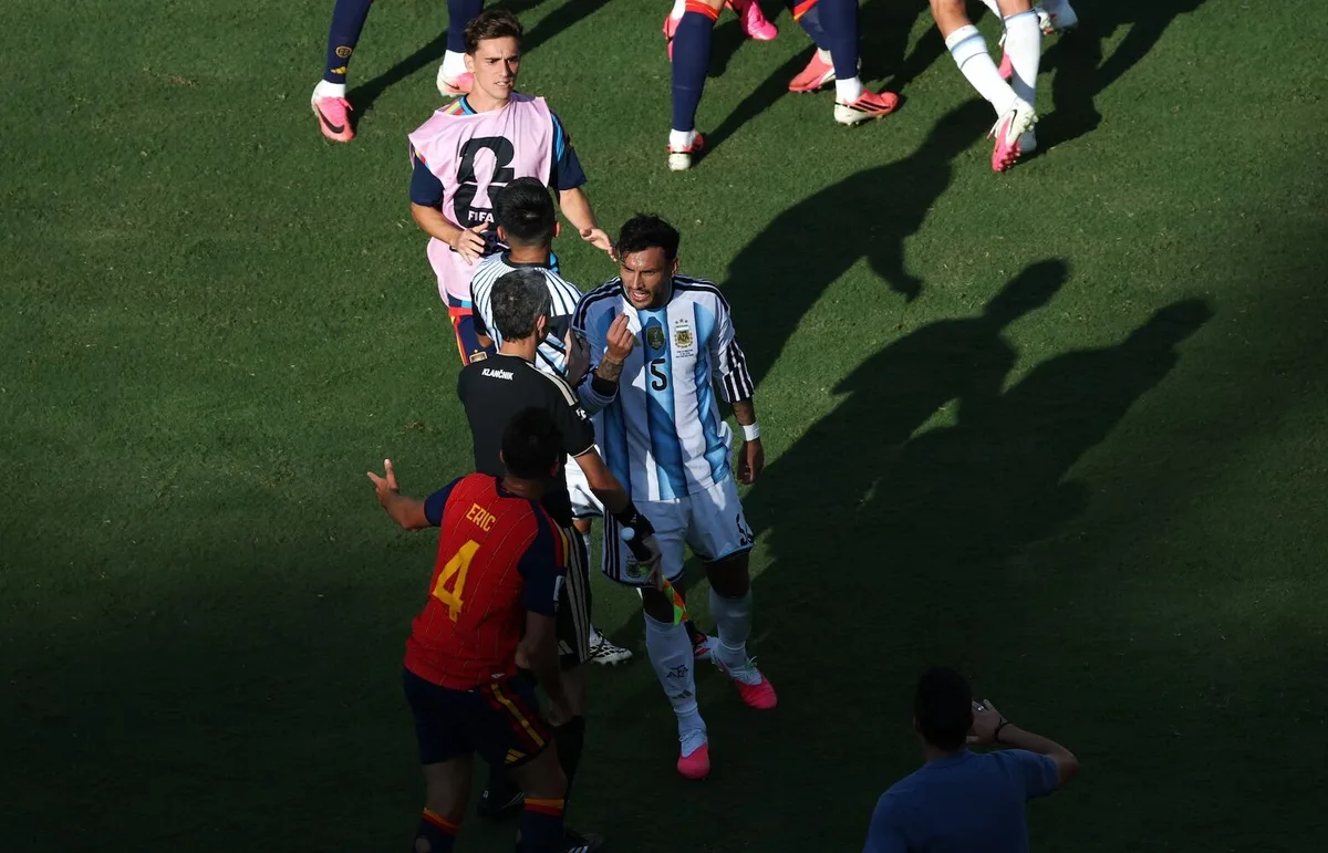 Leandro Paredes punido pela FIFA com 10 jogos de suspensão por incidentes na final do Mundial