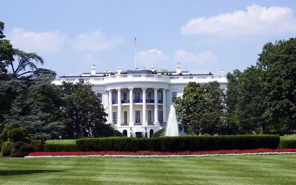 Conselheiro de Trump acusa empresas brasileiras de integrar cartel da carne nos EUA