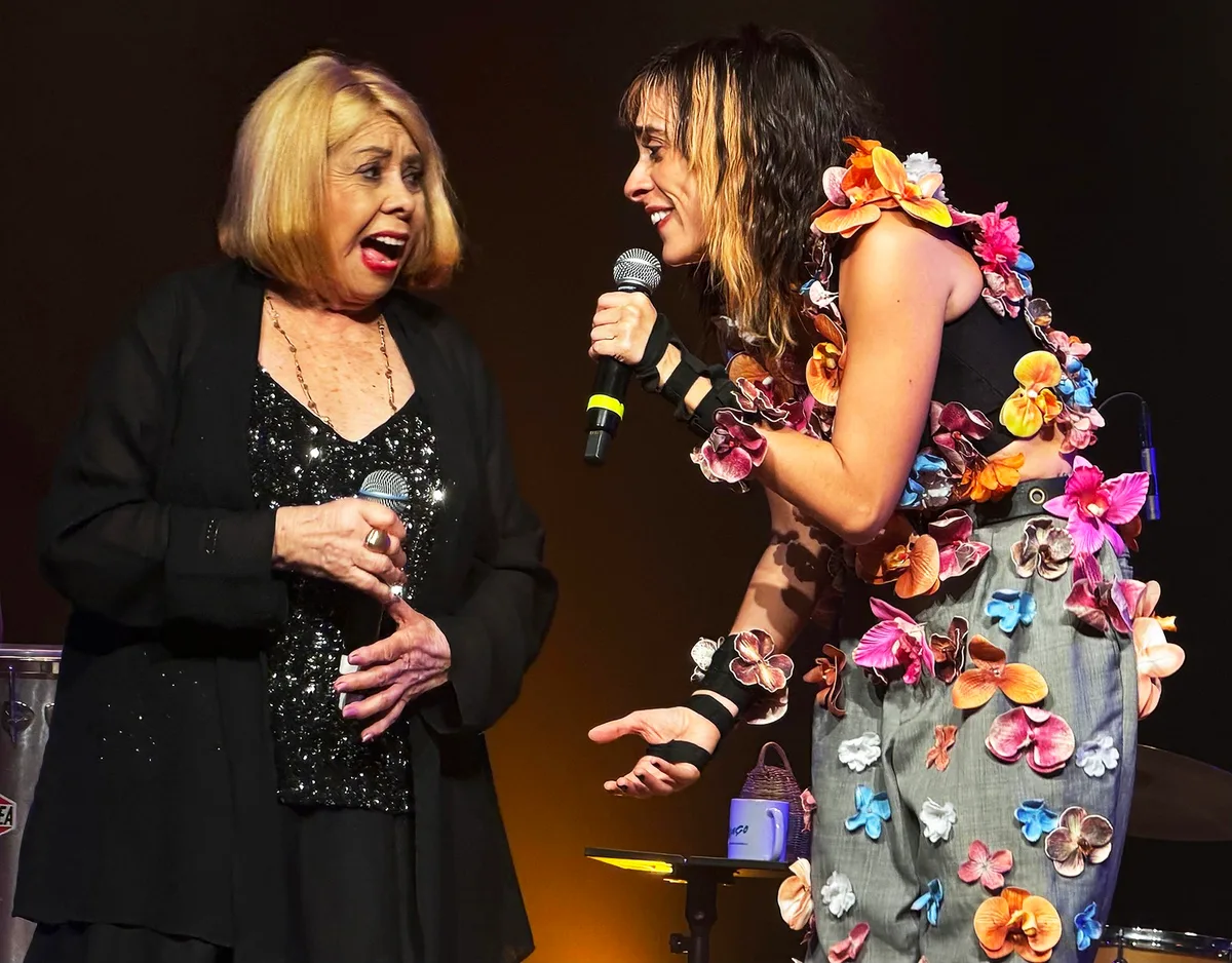 Juliana Linhares ganha aval e 'xodó' de Anastácia em luminoso encontro de realezas no show 'Até cansar o cansaço'