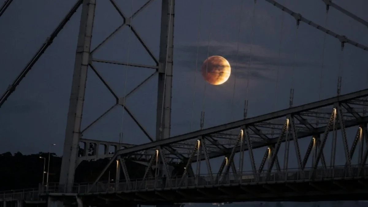 Florianópolis terá eclipse lunar com 96% de sombra na quinta-feira; veja horários e dicas para observar o fenômeno no céu