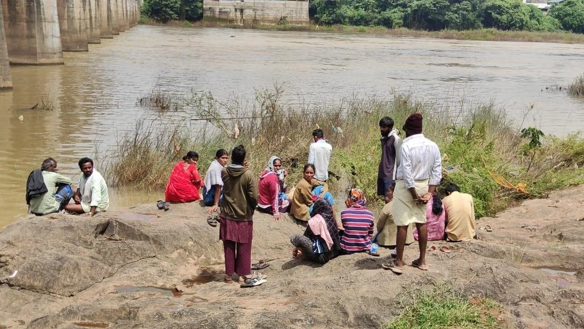 Shivamogga: Mother and three children jump into Tunga river; locals rescue two, two others still missing