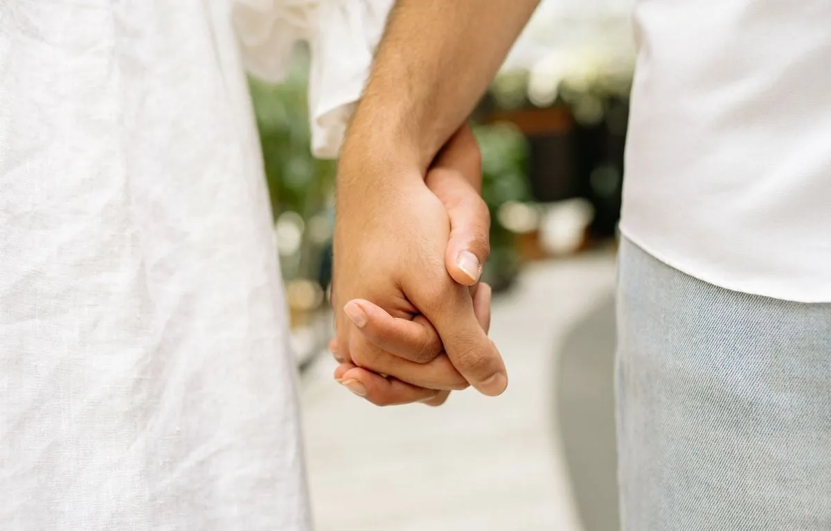 « J’avais l’impression de passer à côté d’une belle histoire »… Lucie a longtemps été hantée par son amour de vacances