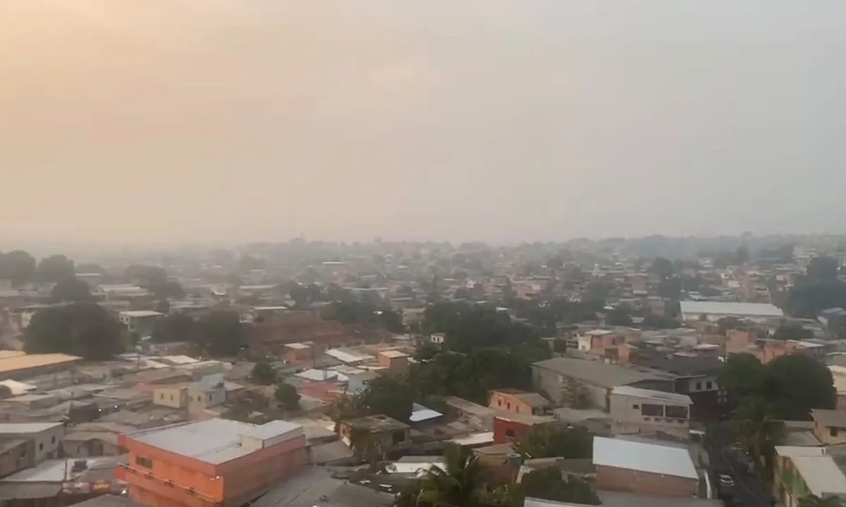 Fumaça cobre Manaus durante toda a segunda-feira por dificuldade de dispersão dos poluentes, diz meteorologista