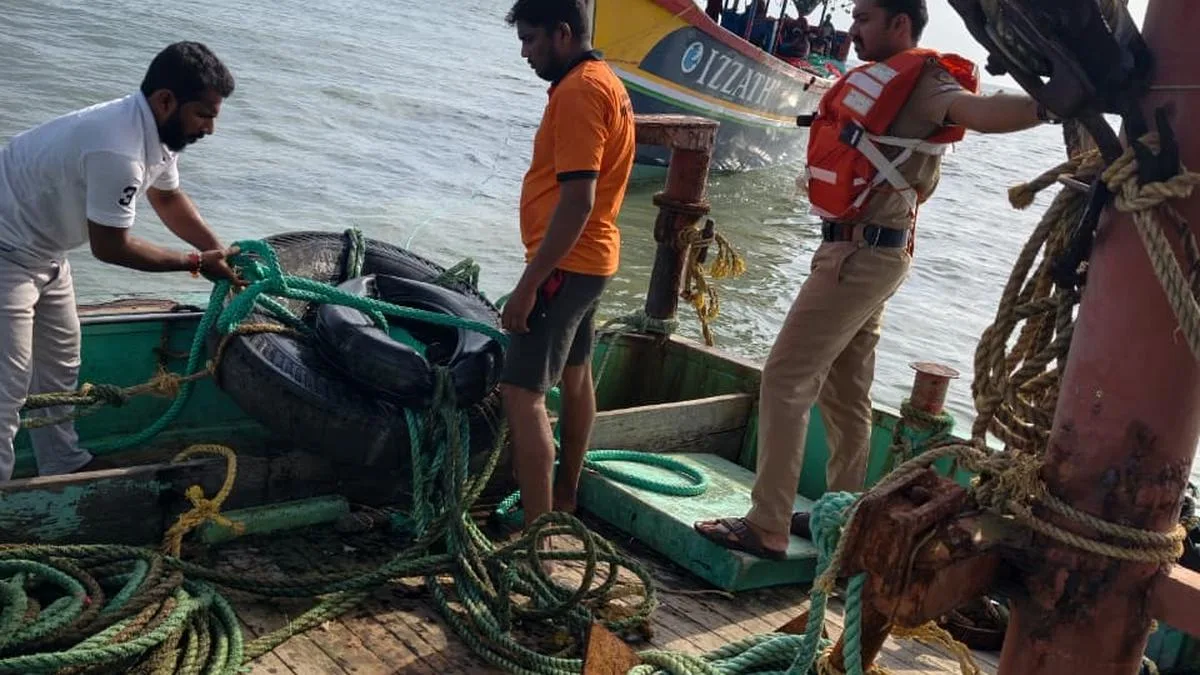 Marine Enforcement squad rescues stranded fishermen off Koyilandy coast