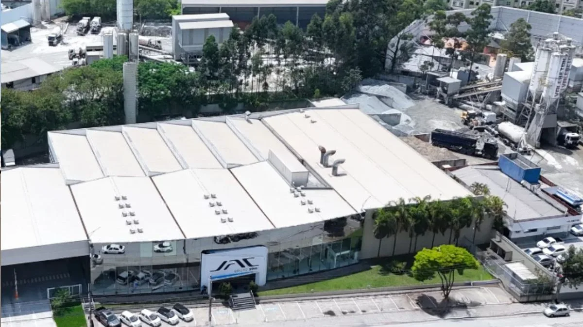 Montadora chinesa fecha quase todas as lojas no Brasil, reduz rede de 70 para 3 e vê vendas despencarem
