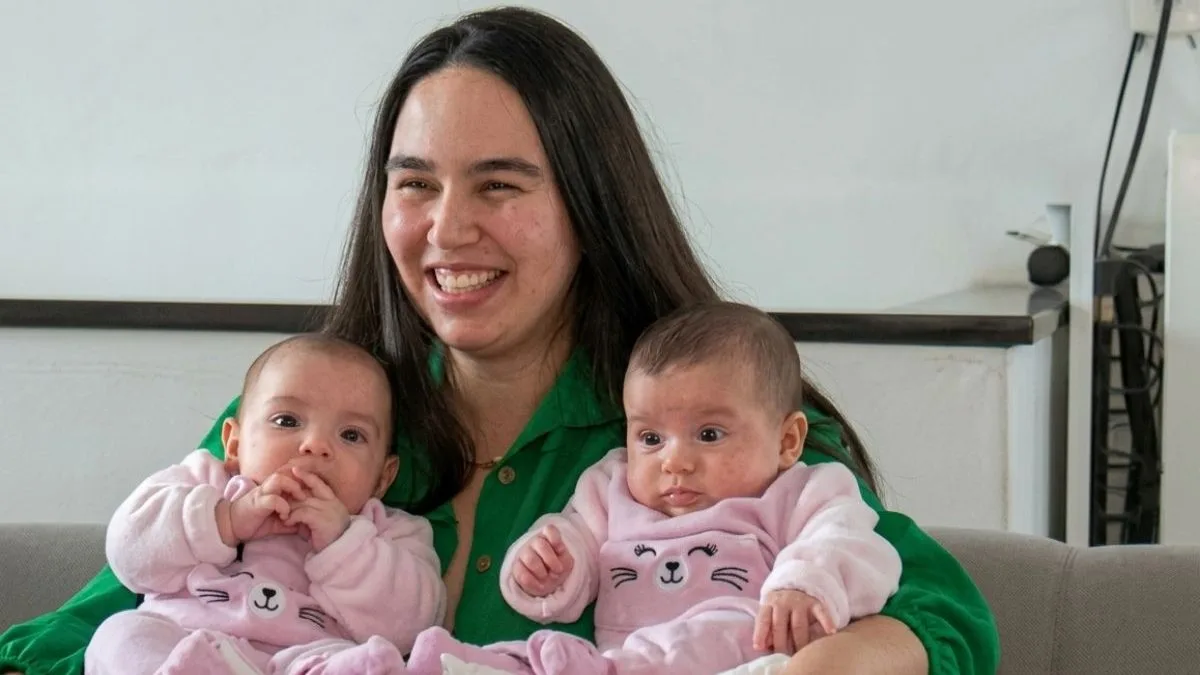 Mãe de gêmeas doa mais de três litros de leite por semana para recém-nascidos enquanto amamenta filhas e vira exemplo: ‘Eu poderia estar no lugar delas’