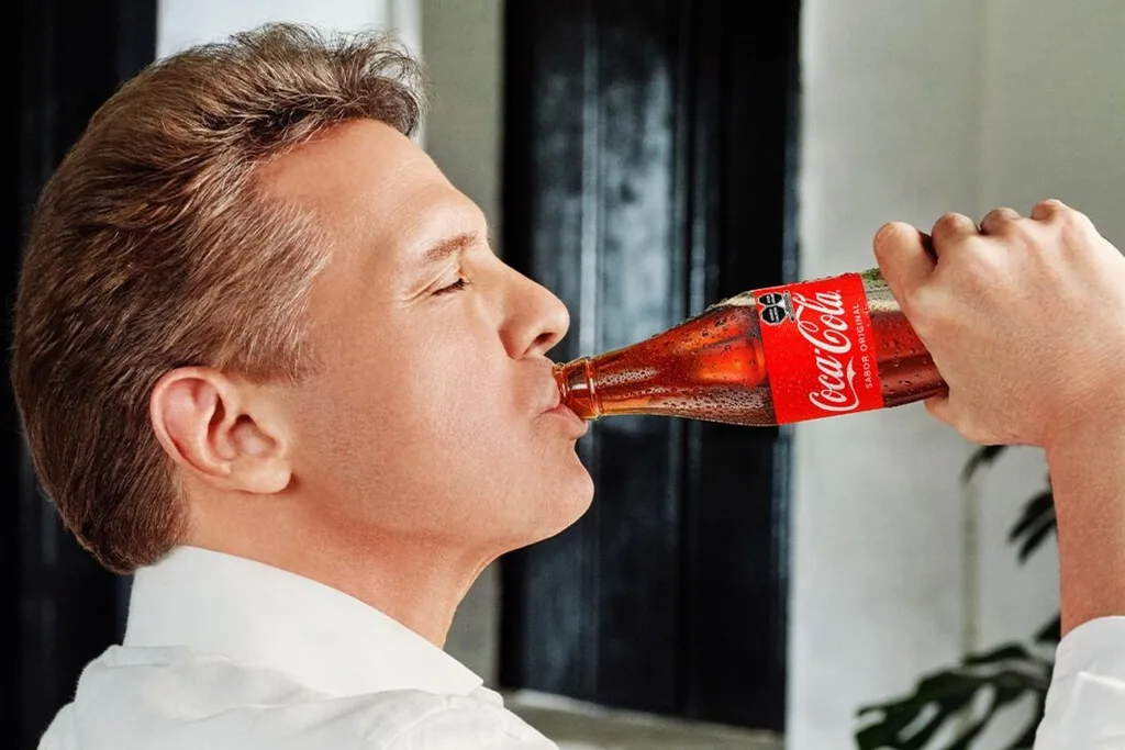 Coca Cola celebrará sus 100 años en México con Luis Miguel. Ya los denunciaron por violar la Ley General de Salud