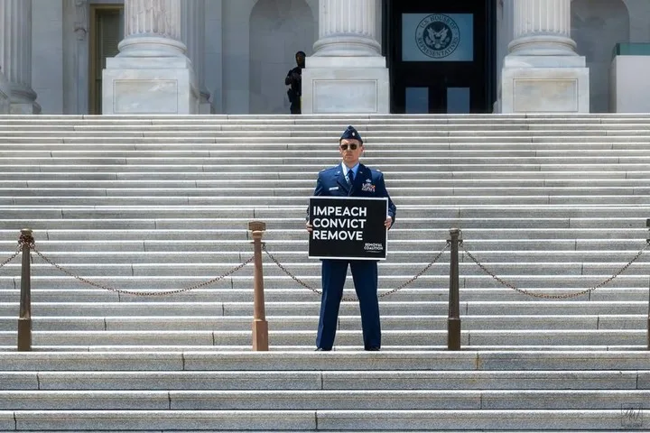 Detuvieron nuevamente a mayor de la Fuerza Aérea de EEUU tras sus críticas contra Trump