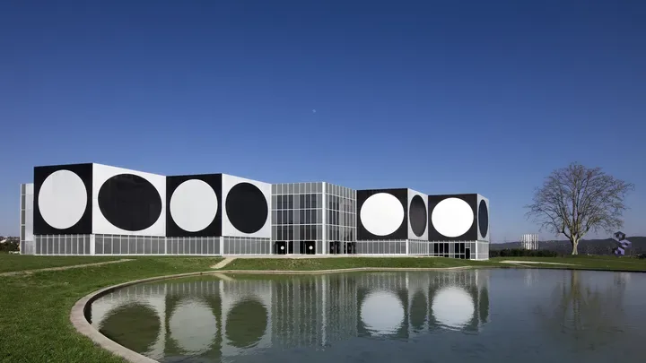 50 ans de la "Cité Polychrome du Bonheur" de l'artiste Victor Vasarely, une utopie architecturale mise en lumière