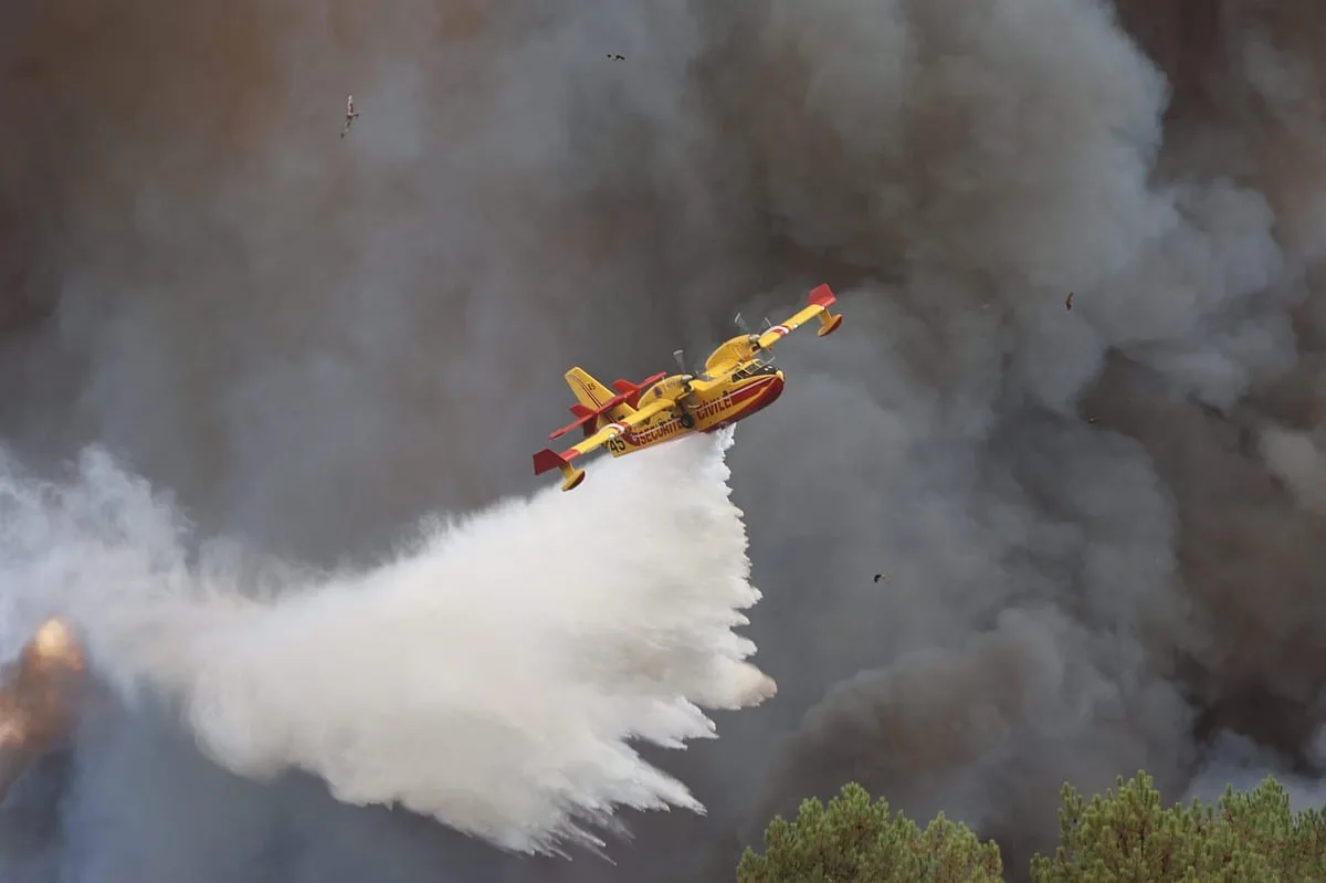 Mais de 200 operacionais e dez meios aéreos combatem fogo em Abrantes