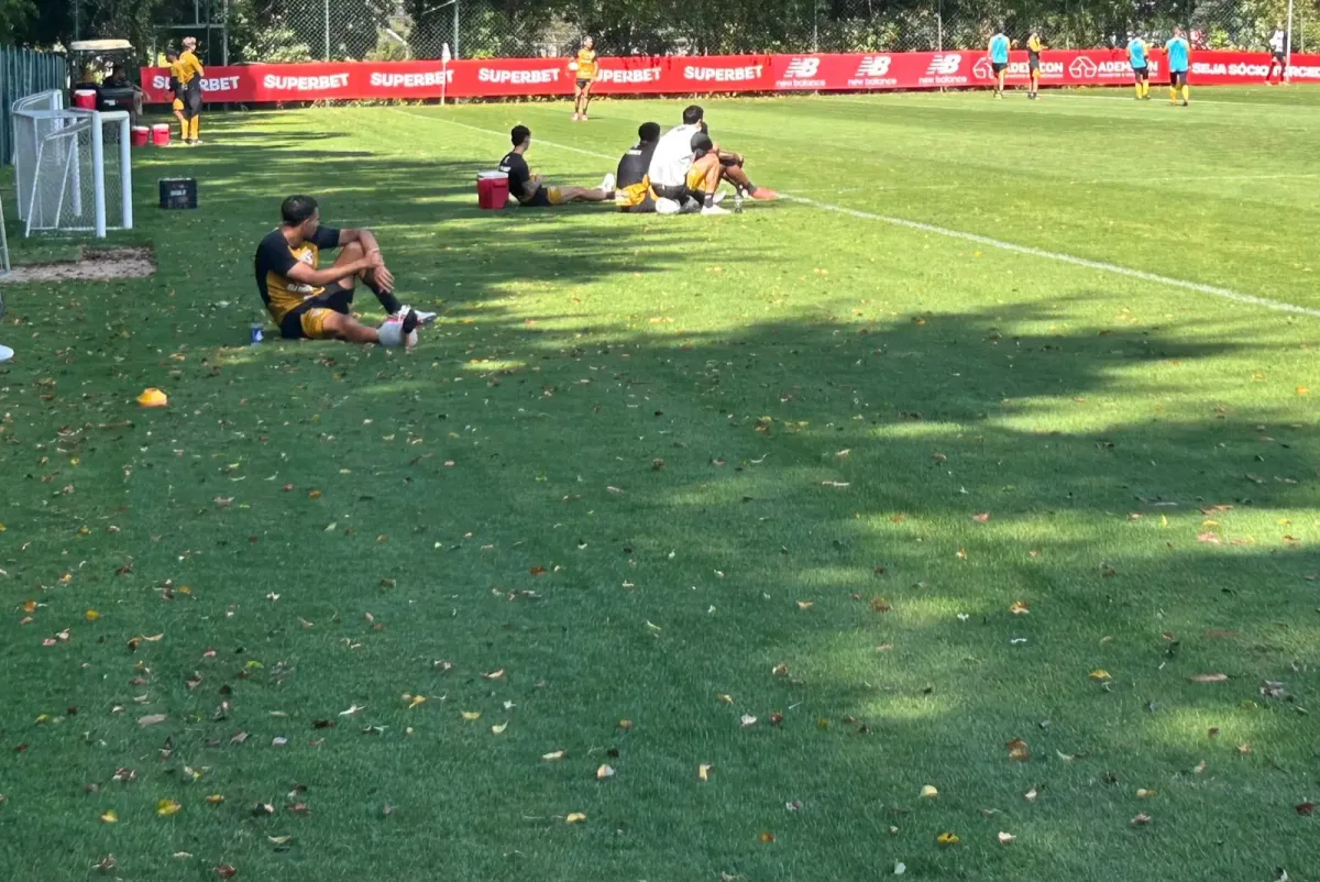 Reapresentação do São Paulo: Victor Sá sente dores após dividida e deixa treino mais cedo