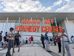 Trump droht mit Abriss: Demonstranten bilden Menschenkette um Kennedy Center