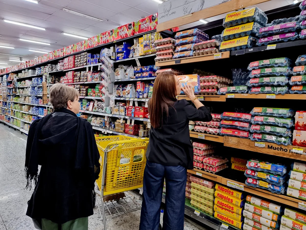 Cuánto debe pagar una persona cuando el precio de un producto al pasar por la caja de un supermercado es diferente al que estaba en el mostrador