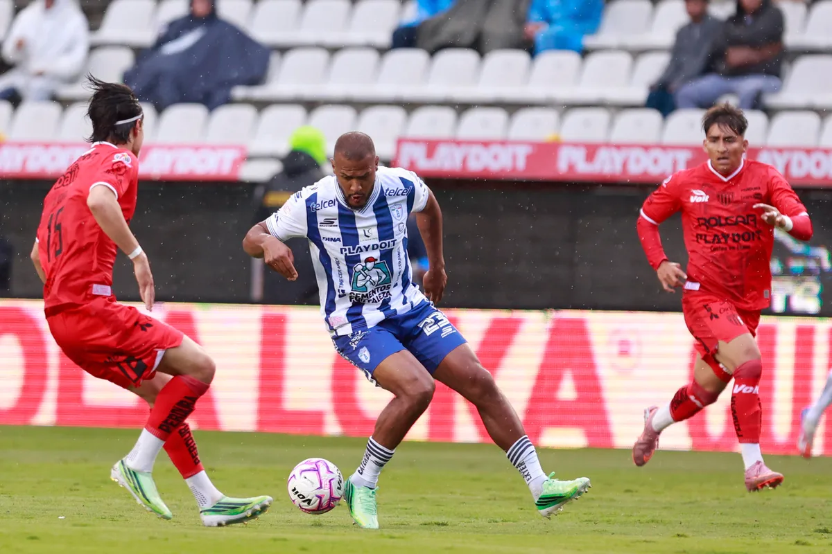 Salomón Rondón firmó doblete y se afianza como el "Pichichi" del fútbol mexicano (VIDEOS)