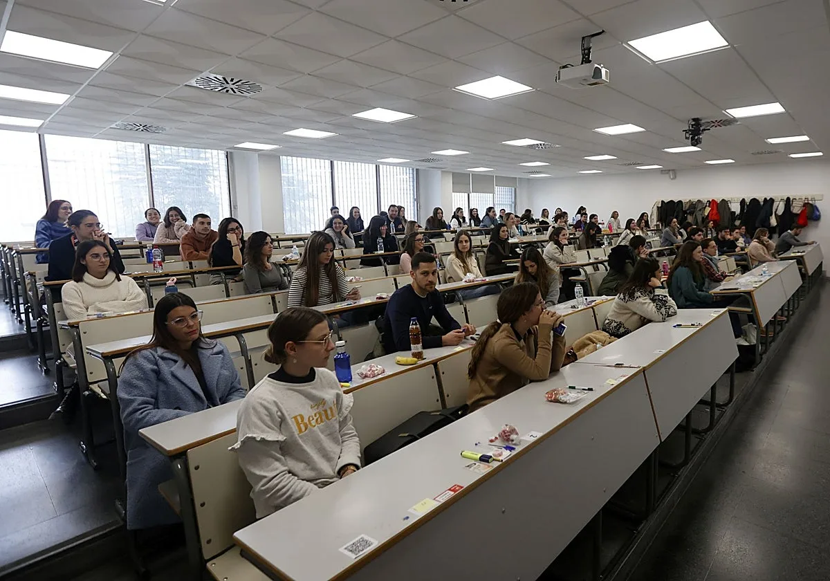 Los médicos no podrán comer nada ni usar tapones para los oídos en el examen MIR