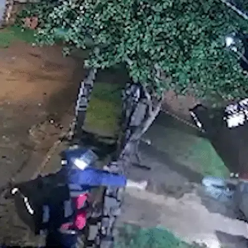 Câmeras flagram homem disparando 13 vezes contra vítima na varanda de casa