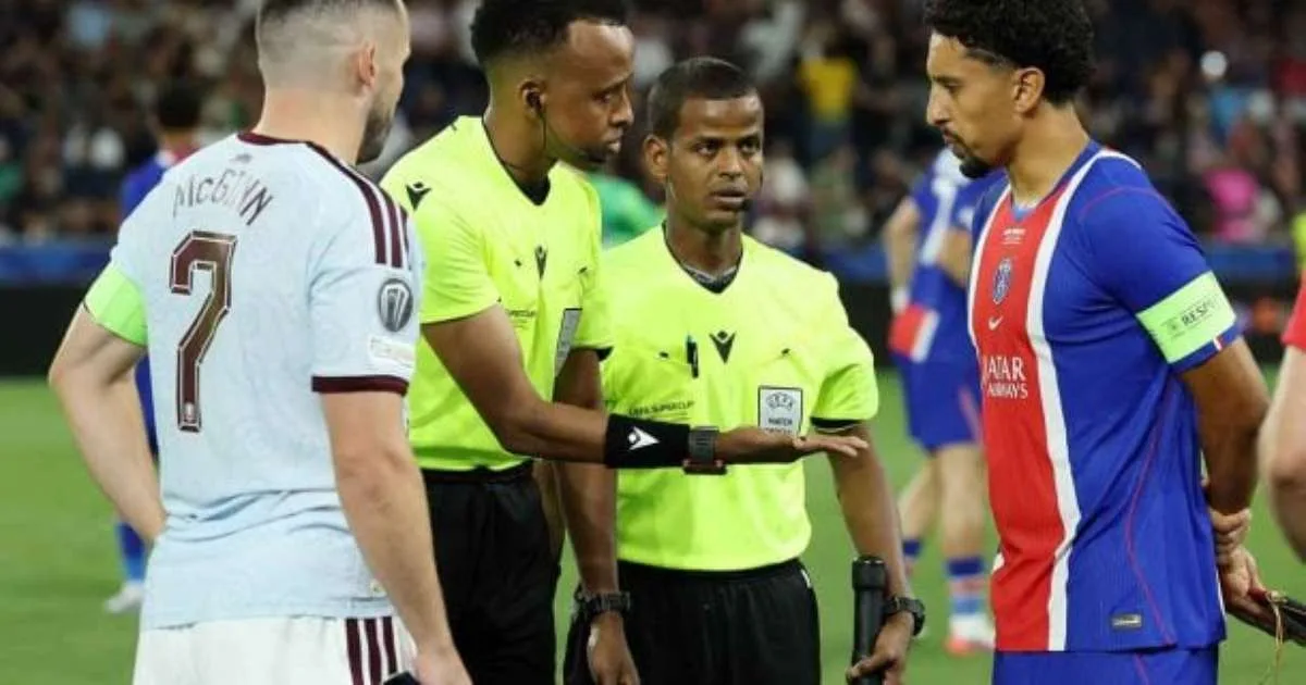 Presidente da Uefa entrega medalha a juiz barrado na Copa nos EUA